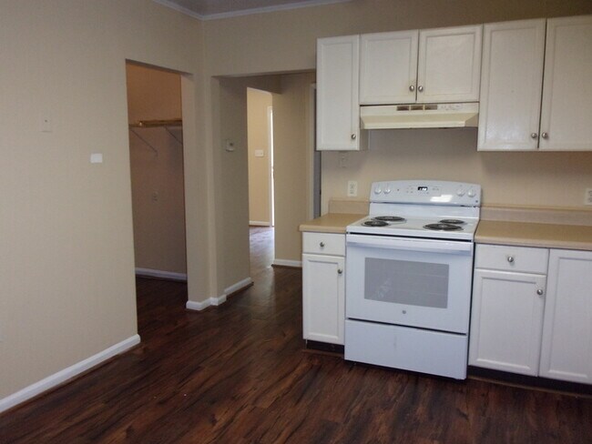 Building Photo - Recently Updated 2 Bedroom 1 Bath Home