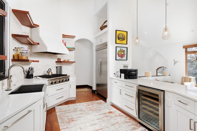 Building Photo - 875 Horse Ranch Dr