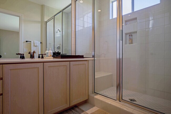 Building Photo - 425 Desert Holly Dr