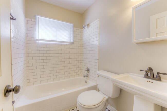 Building Photo - Qualified Tenants Get 50% Off First Month!...