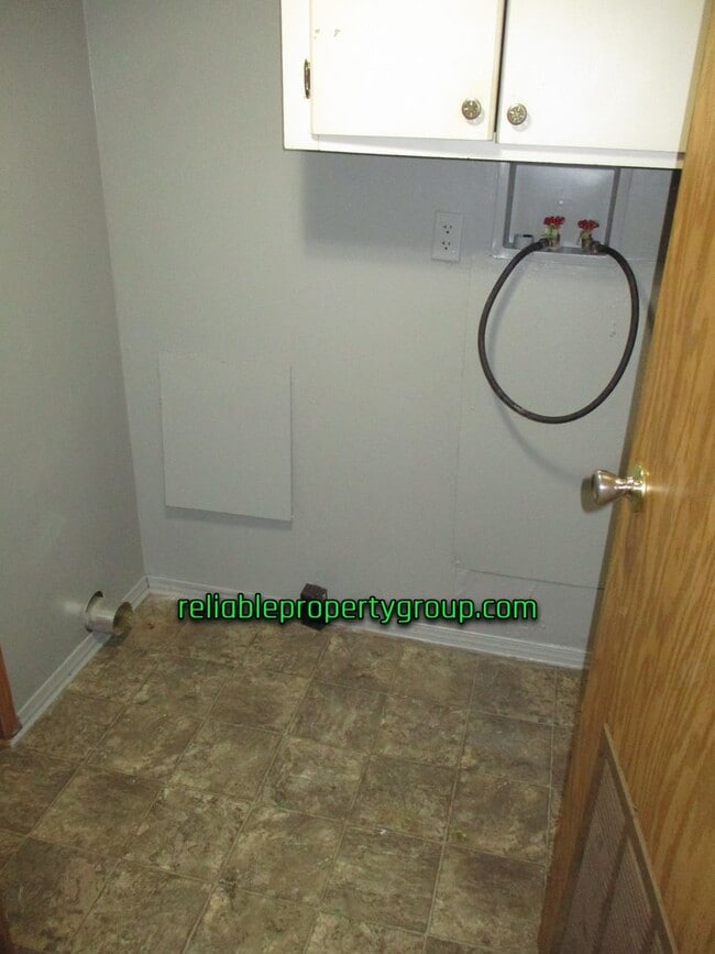 Building Photo - New Listing in Fort Wayne