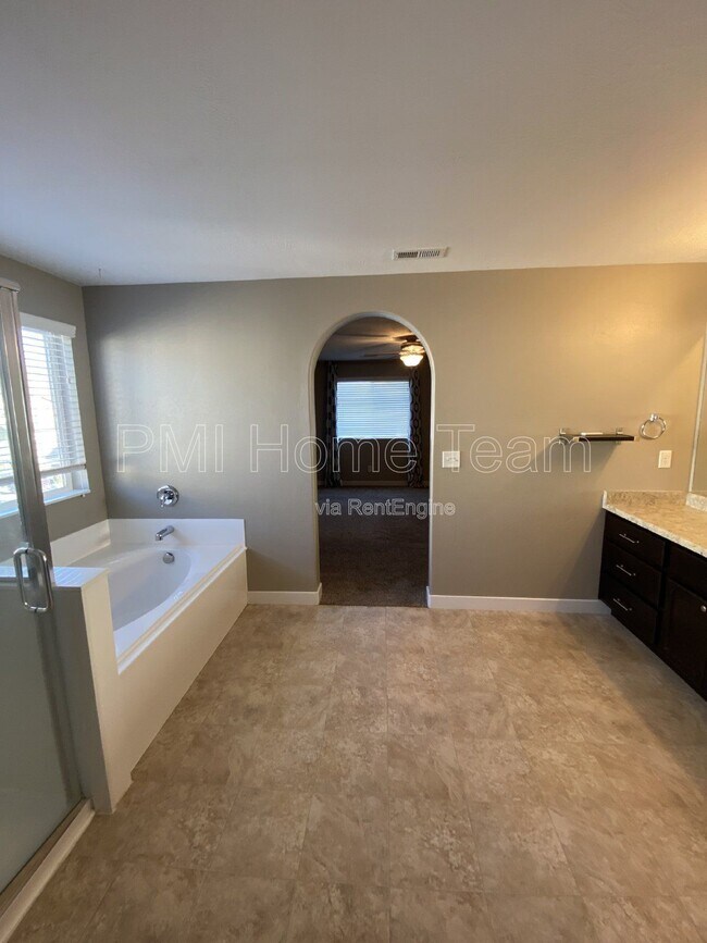 Building Photo - 972 Stonehaven Dr