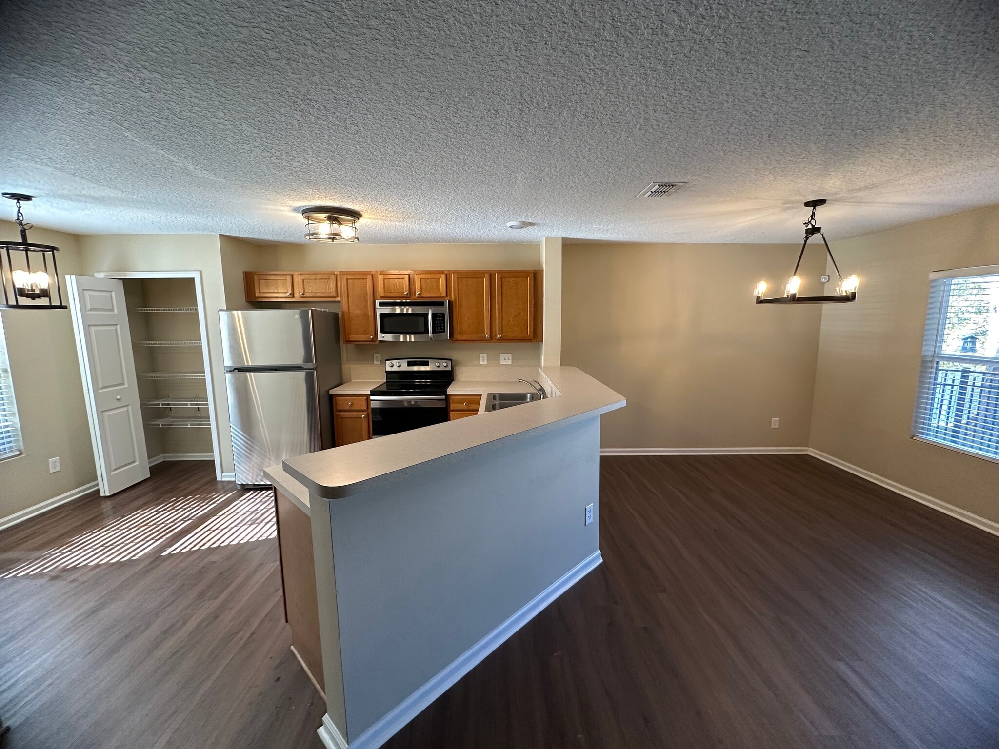 Building Photo - 1630 Vineland Cir