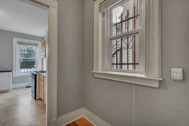 Building Photo - 108 William St