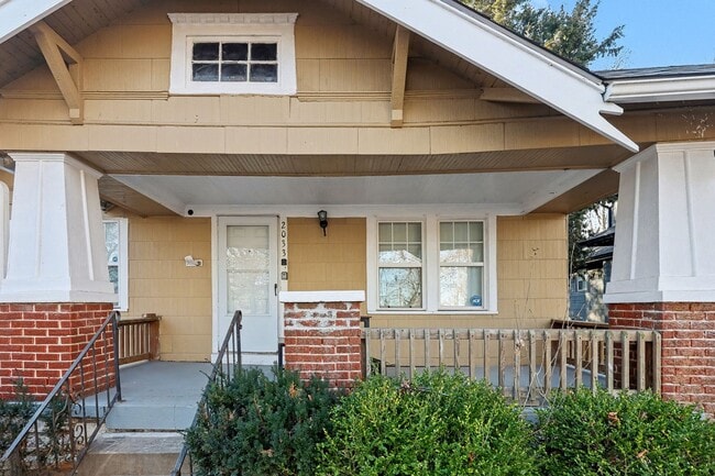 Building Photo - Beautiful 2 Bedroom 1 Bathroom house in Kansas City!