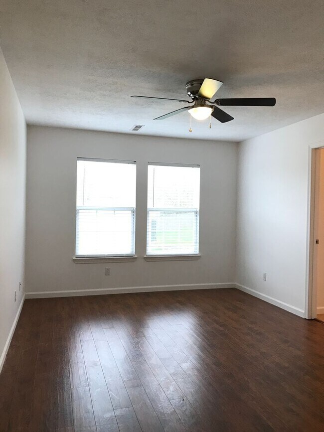 Building Photo - Wonderful 3 Bedroom 2 Bath Ranch