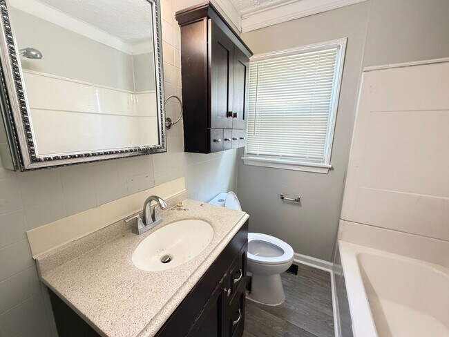 Building Photo - 2 Bedroom, 1 Bathroom Home For Rent!!