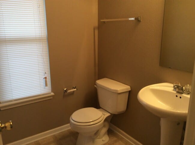 Building Photo - Avon - 3 BR home with loft