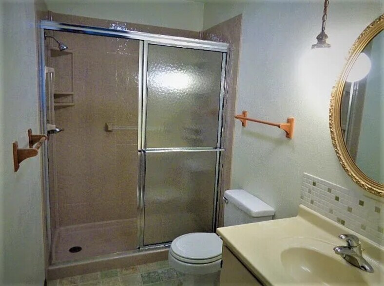 Full Bathroom - 312 N Main St