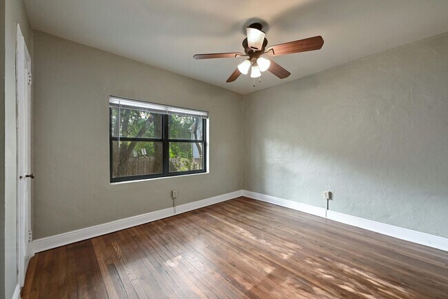 Building Photo - 2829 San Gabriel St