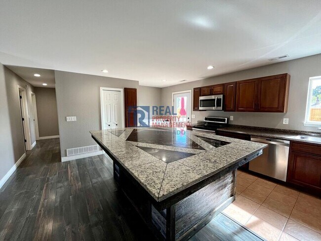 Building Photo - 1675 Tahlequah Dr