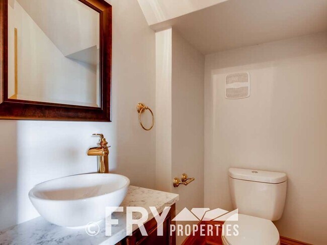Building Photo - Beautifully Remodeled Potter Highlands Vic...