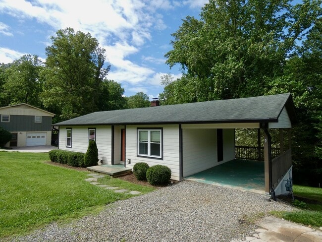 Building Photo - Sweet Ranch-Style Home in Montford
