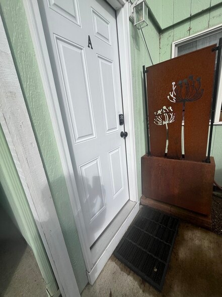 Private entrance - 4824 San Francisco Dr NE