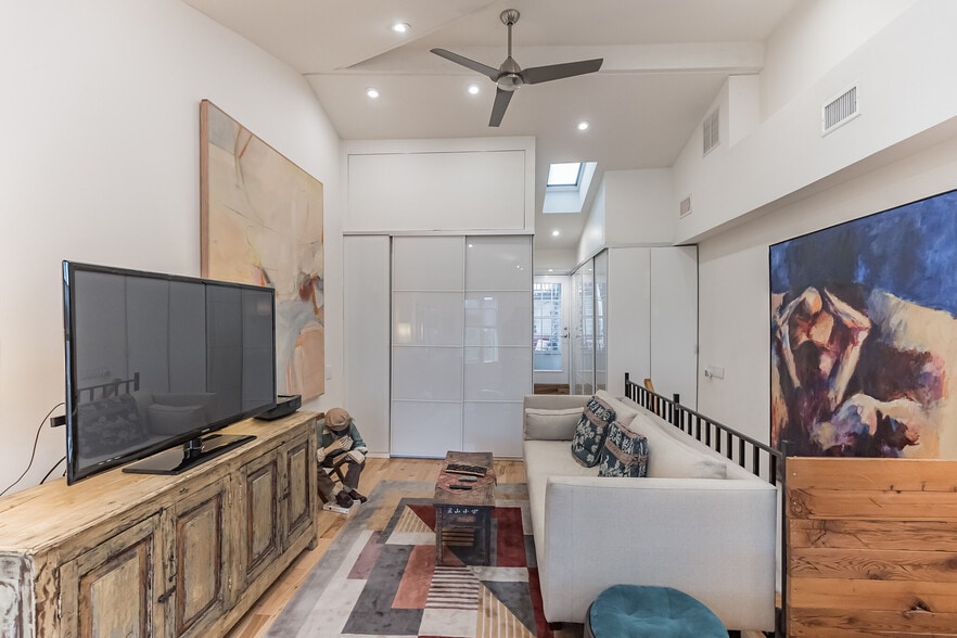 Bdrm sitting area - 807 E Passyunk Ave
