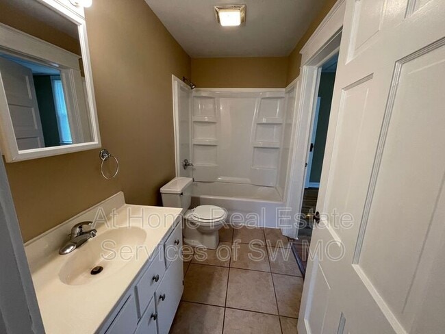 Building Photo - 1104 S Oak Park Dr