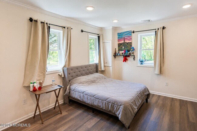 Building Photo - 837 Forest Ave