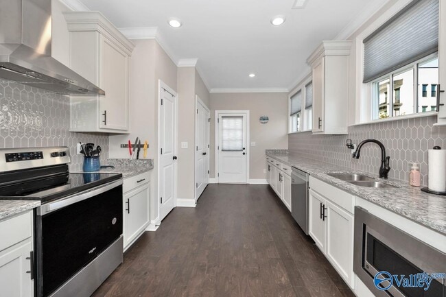 Building Photo - 200 St Louis St