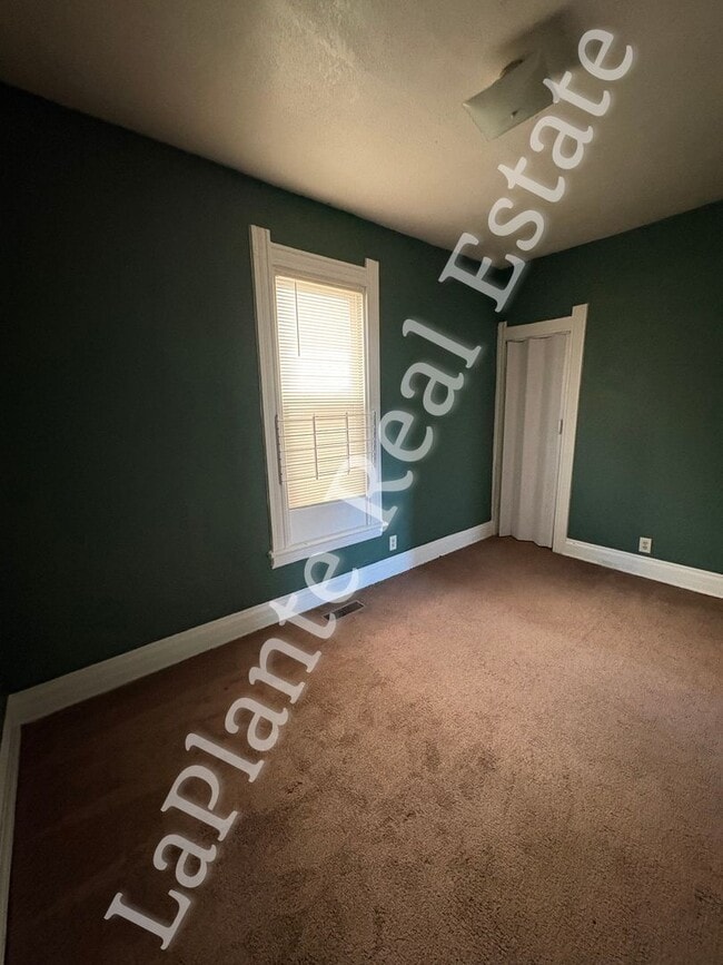 Building Photo - Spacious 4-Bed Home with Fresh Updates in ...