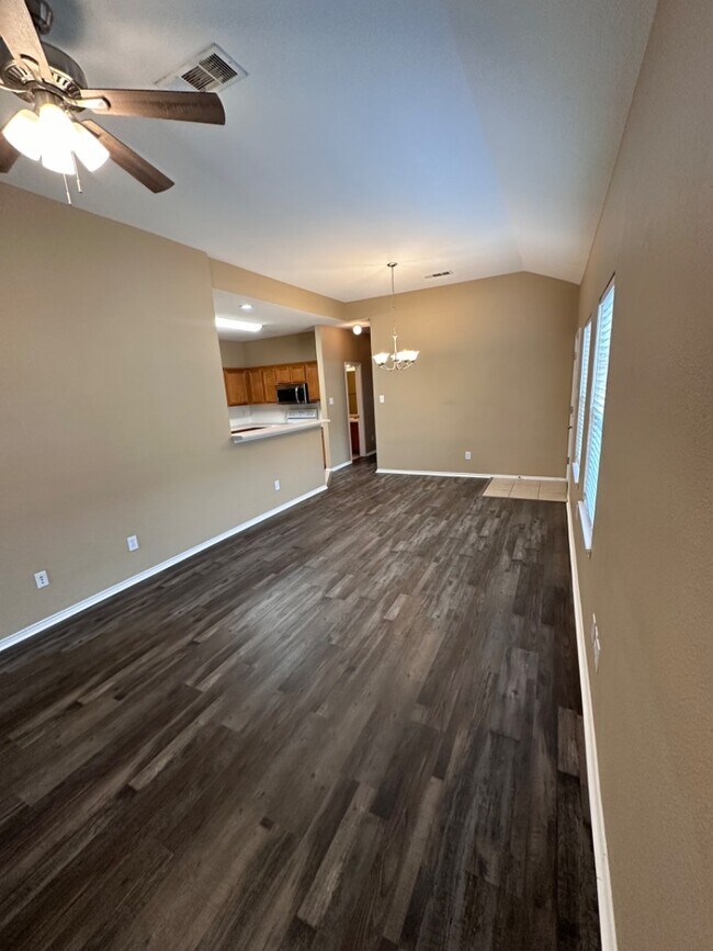 Building Photo - 990 Sierra Vista Ct