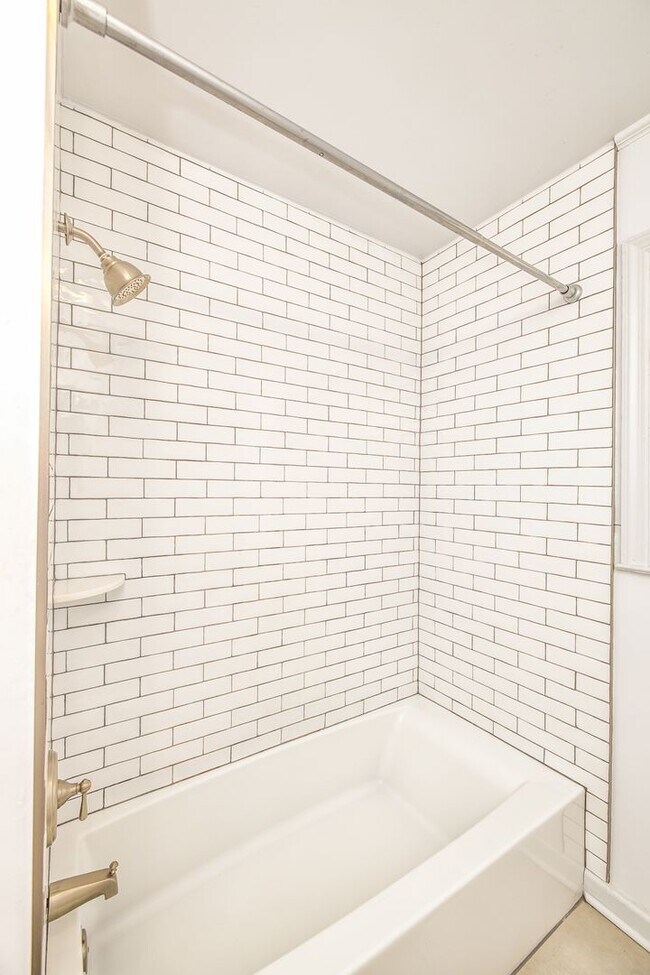 Building Photo - 9 Castlewood Dr