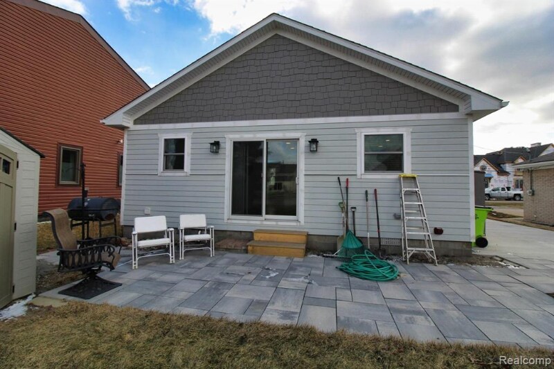 Building Photo - 37752 Huron Pointe Dr