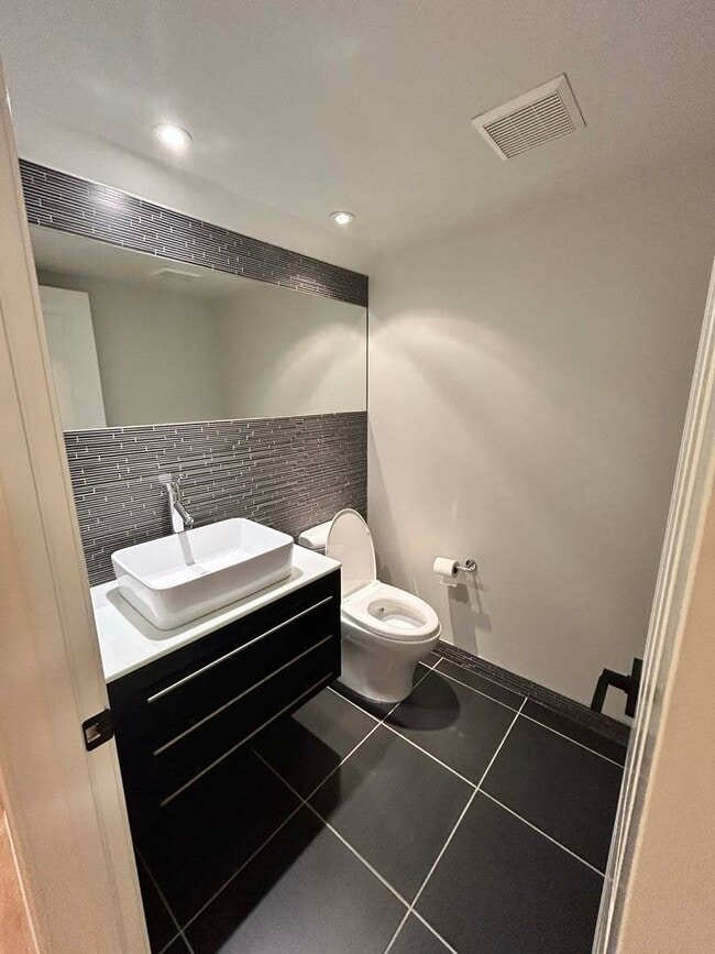 Building Photo - Modern 2-Bedroom Condo with Loft & 2 Car Garage!