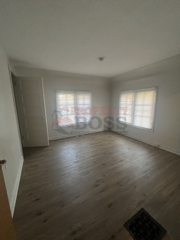 Building Photo - 507 School St