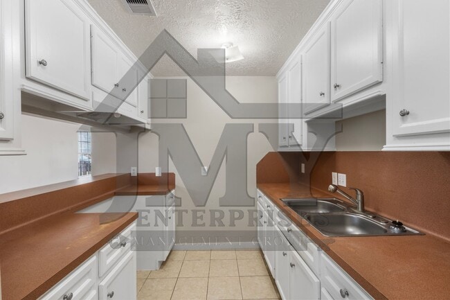 Building Photo - Duplex For Lease