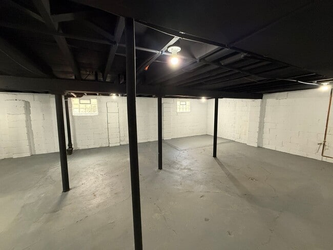 Building Photo - Renovated 3-Bedroom Home – We Welcome Sect...