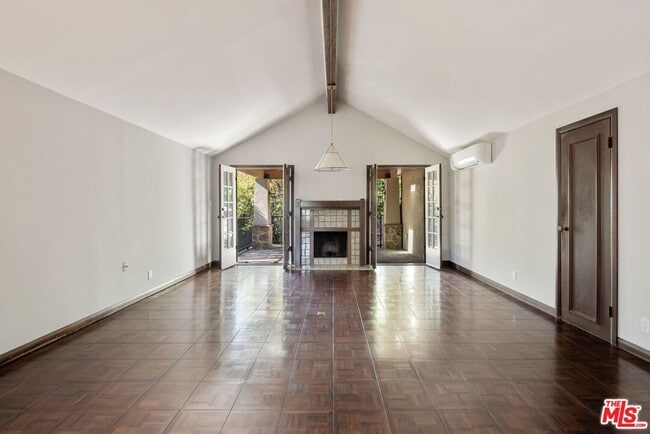 Building Photo - 627 Elm Dr