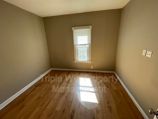 Building Photo - 4831 Oldenburg Ave