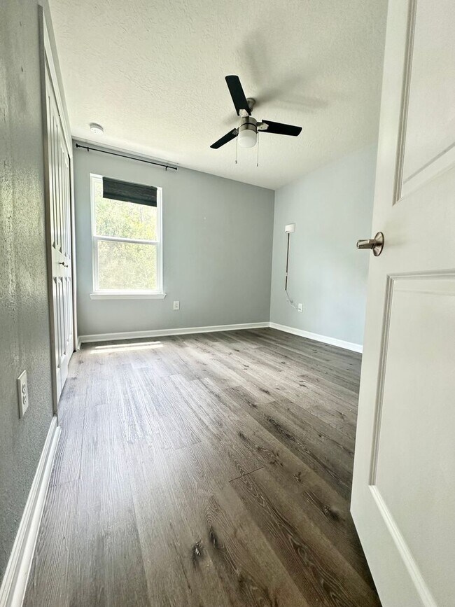 Building Photo - Modern 3-Bedroom Townhome in Gated Communi...