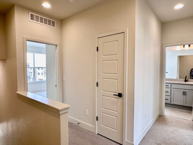 Building Photo - Luxury 3 Bedroom Townhome in the Heart of ...