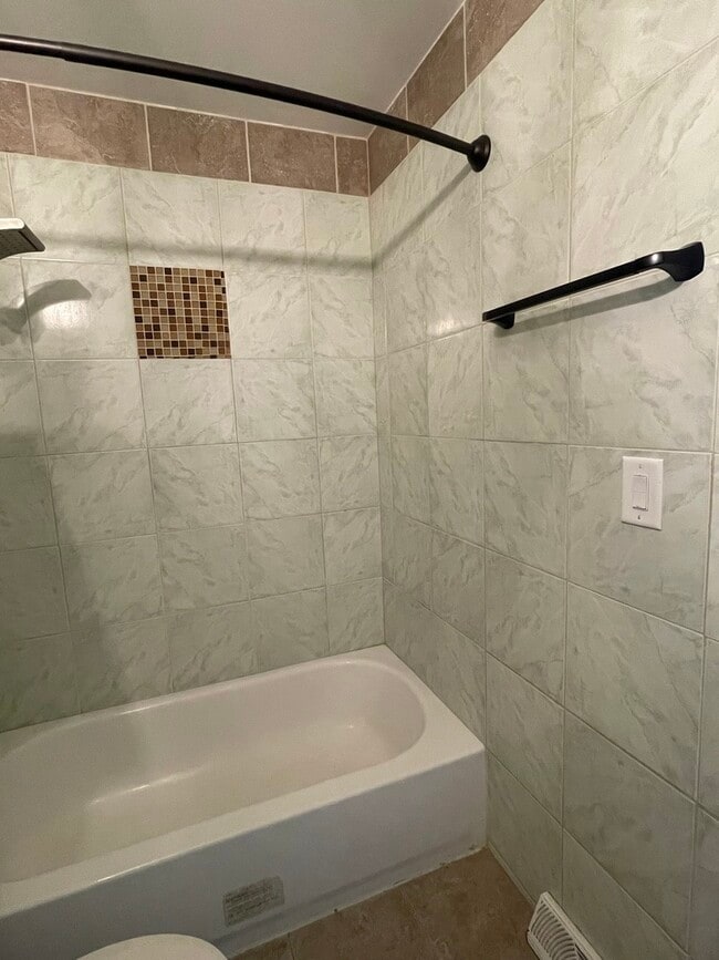 Building Photo - 479 James Ct