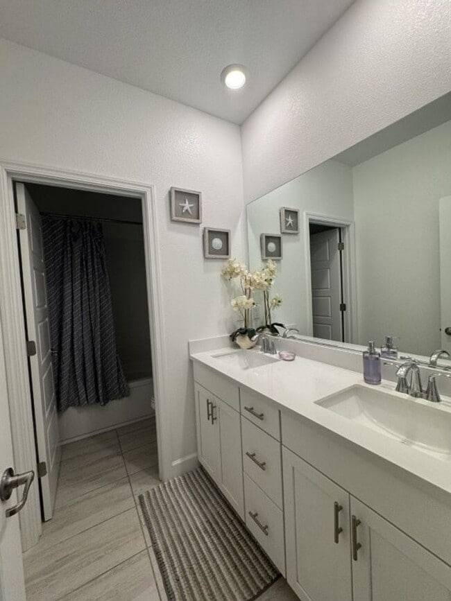 Building Photo - Beautiful 5-Bedroom Home with Solar