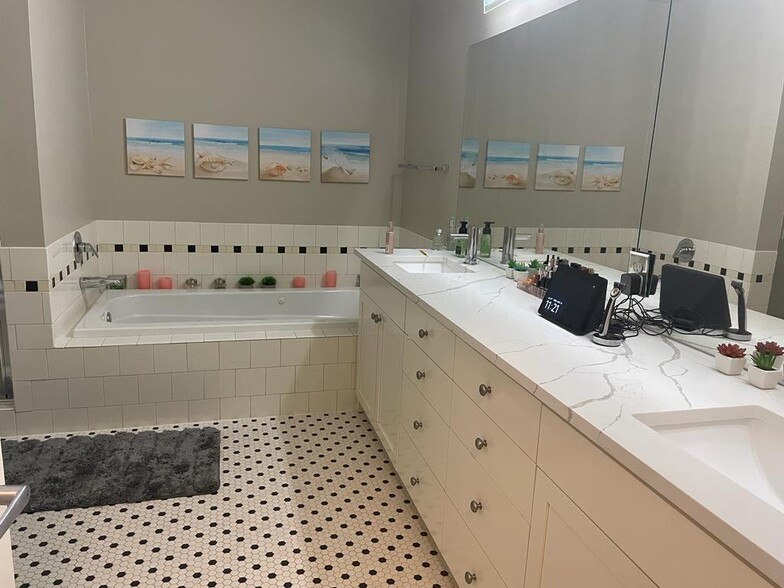 Master Bathroom - 900 Aurora Ave N
