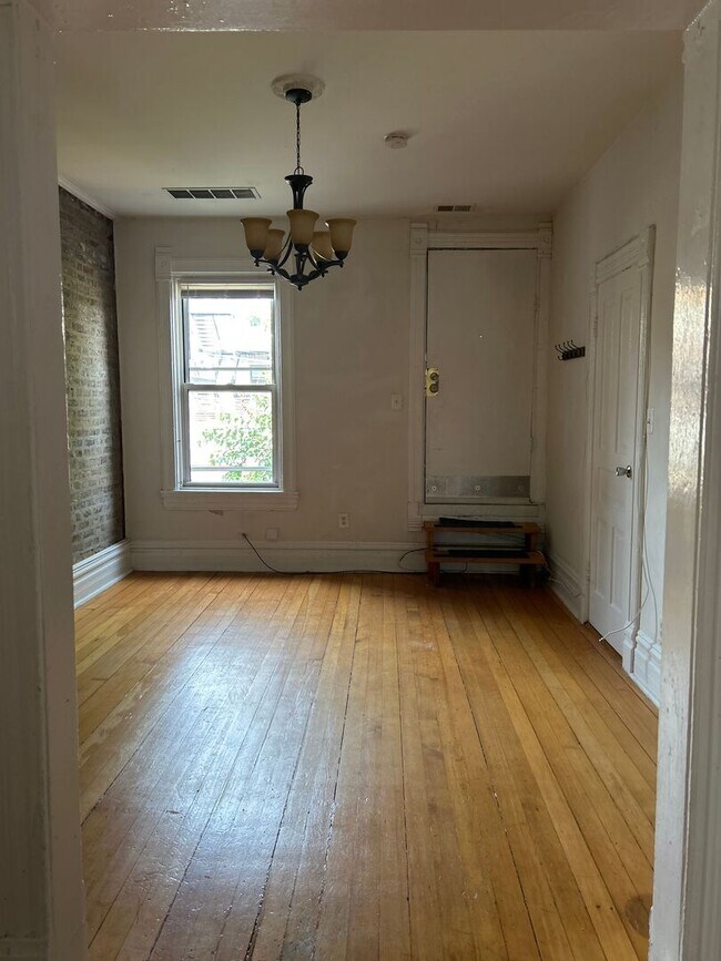 Building Photo - 862 N Hermitage Ave