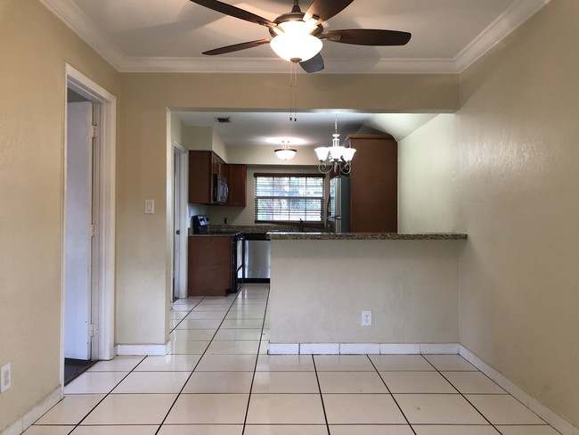 Building Photo - 812 W Lakewood Rd