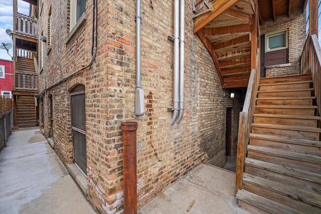 Building Photo - Vintage, Spacious 1-Bed in the Heart of Fo...