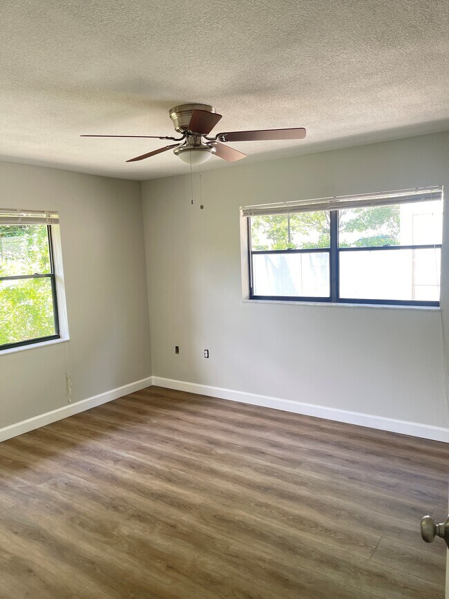 Building Photo - 4091 Lake Forest Dr