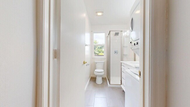 Building Photo - Convenient & Large 2BR/1BA Flat w/ In Unit Laundry & Dishwasher