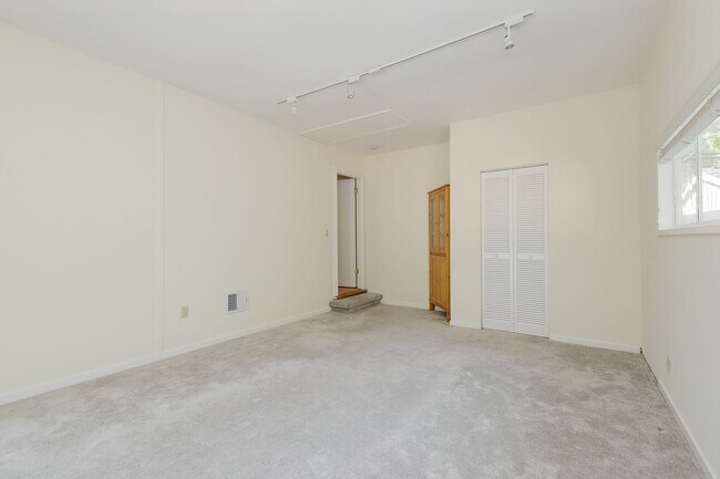 Building Photo - Lovely home near the Willows