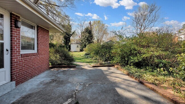 Building Photo - STUNNING 3 bedroom home with a BEAUTIFUL garden in Dumbarton. COME SEE!