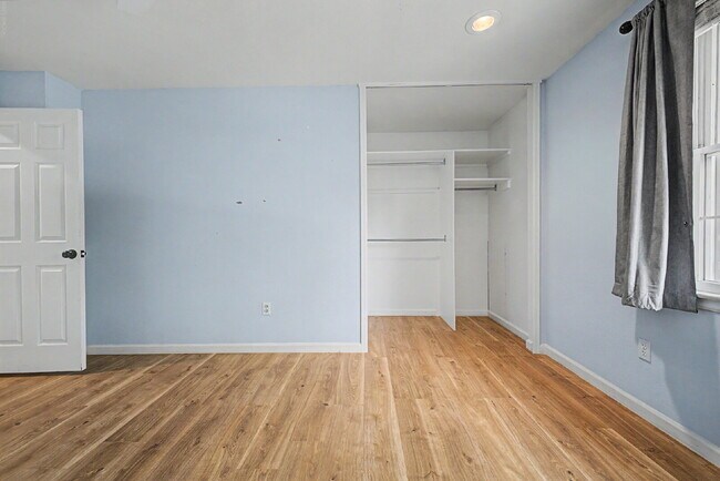 Building Photo - "Spacious 4-Bedroom Oasis with 4 Full Baths in Prime Englewood Location – 3306 Sq. Ft. of Comfort...