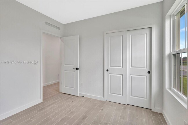 Building Photo - 301 Silver Sands Ln