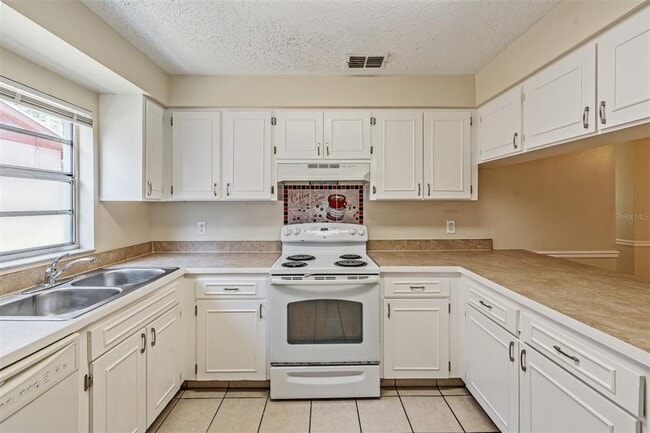 Building Photo - 9616 N Oklawaha Ave