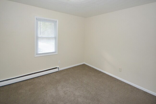 Building Photo - ***Ask about our Security Deposit Alternative!*** $899- Remodeled one bedroom apartment in Eastwood