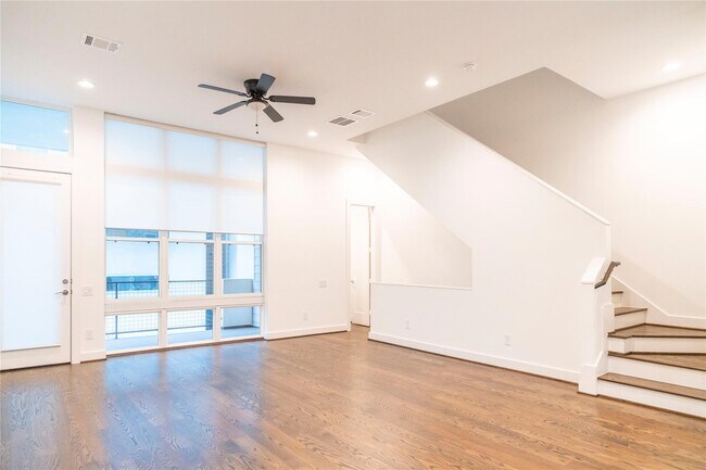 Building Photo - 5869 E Post Oak Ln