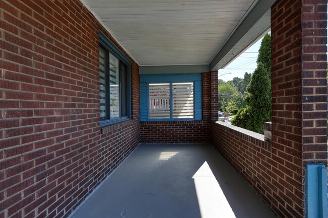 Building Photo - 211 Lenox Ave